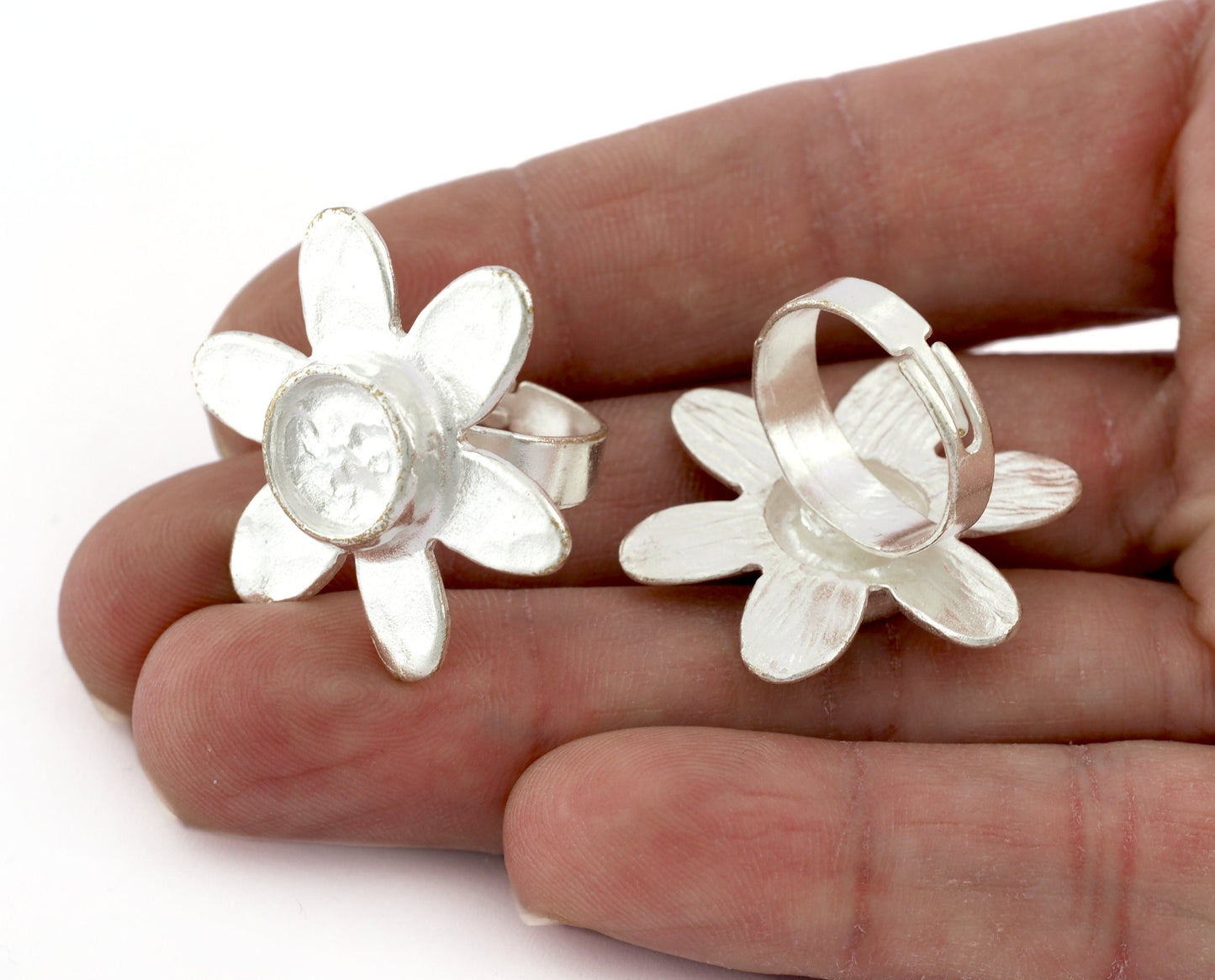 Daisy Flower Ring , Adjustable , Round Blank Bezel Setting - Shiny Silver Plated Brass (10mm Blank ) 5349