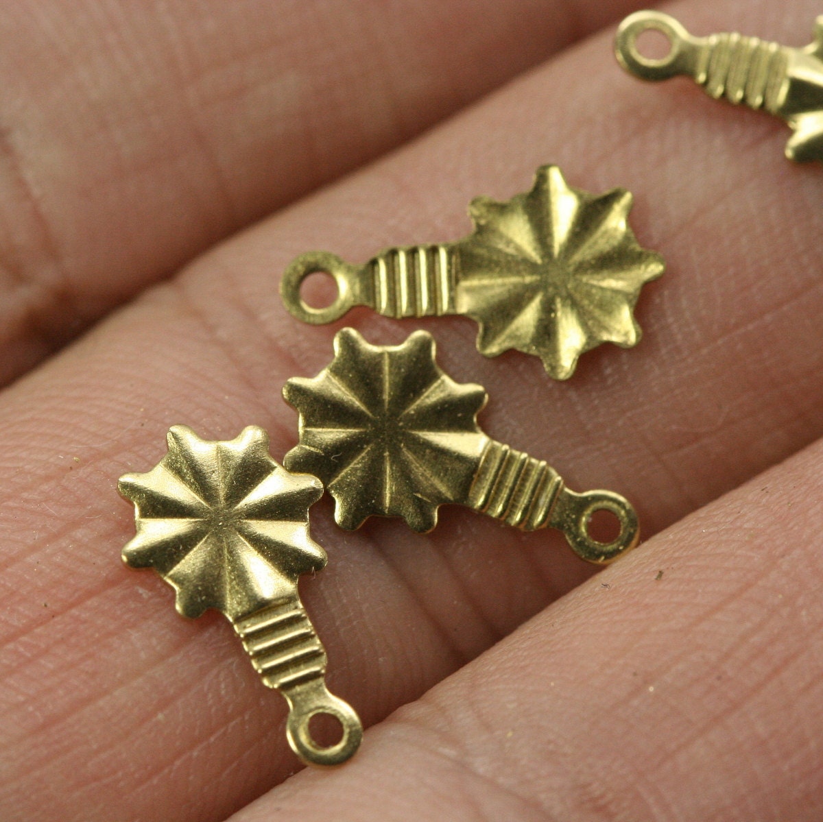 200 pcs 13x8mm raw brass lamp shape,raw brass raw brass pendant charms ,raw brass findings 1364R-32 tmpl