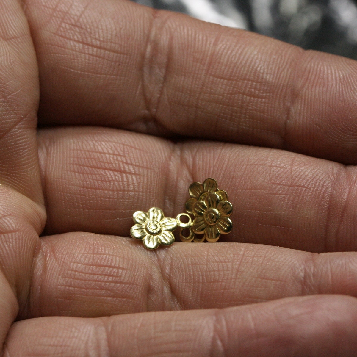 Raw Brass 15mm textured 1 hole pendant Charms ,Findings 904R-40 tmlp
