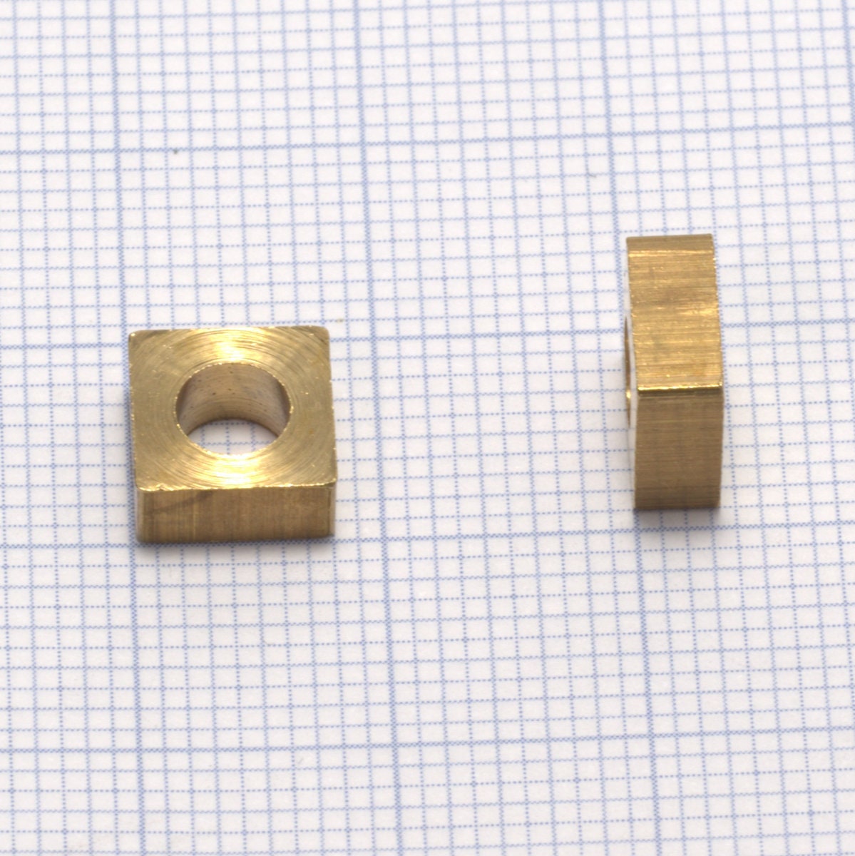 Raw brass square bead 8x8x3.5mm 4,5mm hole 347R