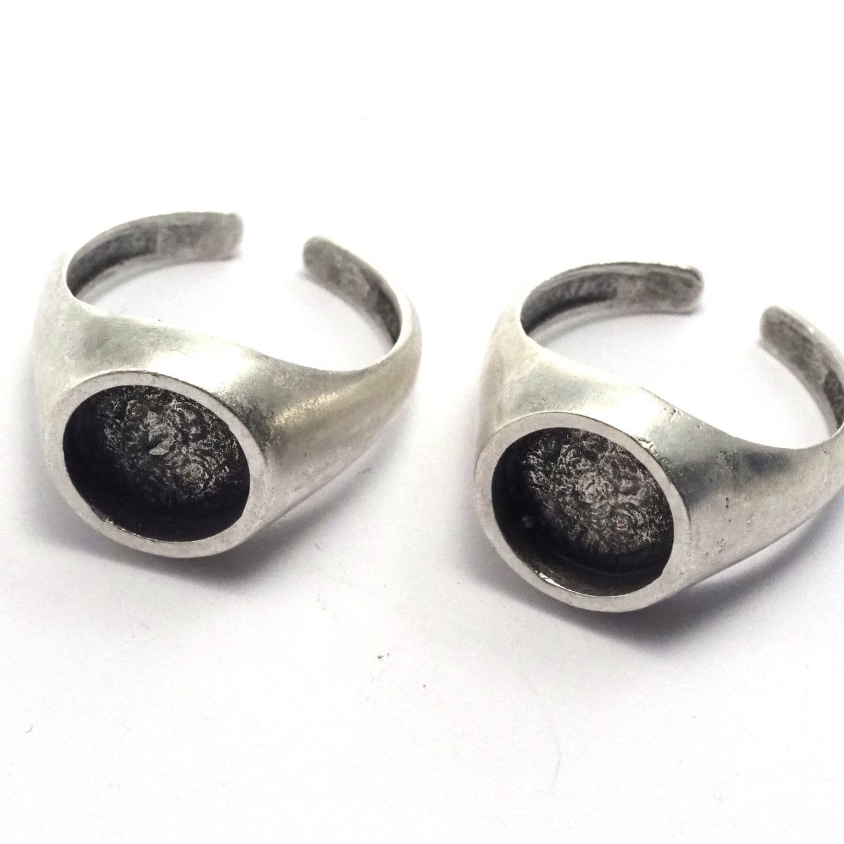 Signet Ring Adjustable ring size 7.5US Antique Silver plated Brass with 10mm base setting 1613-380