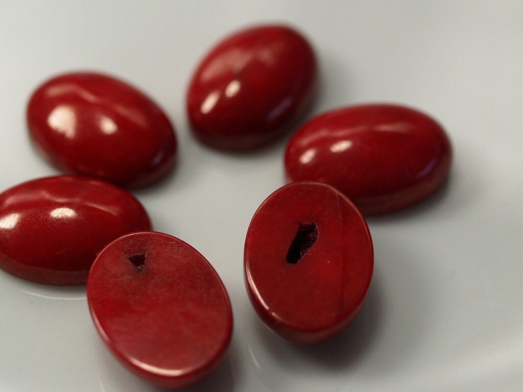 Coral oval cabochon (dyed) 12x16mm - no hole - cab77-01