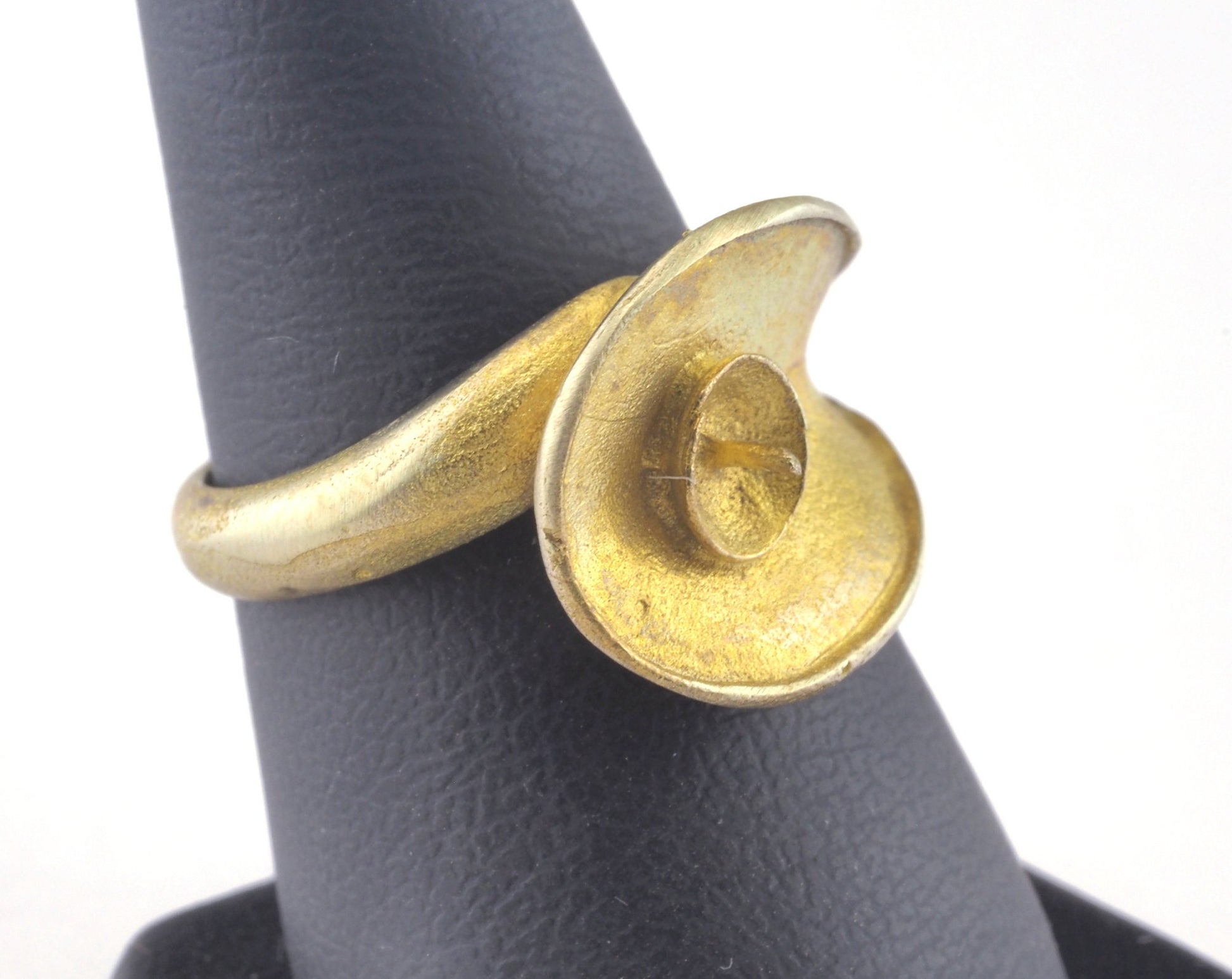 Ring Adjustable Ring Bezel (for 6mm half drilled ball) Raw brass (18mm 8US inner size - Adjustable ) OZ2102