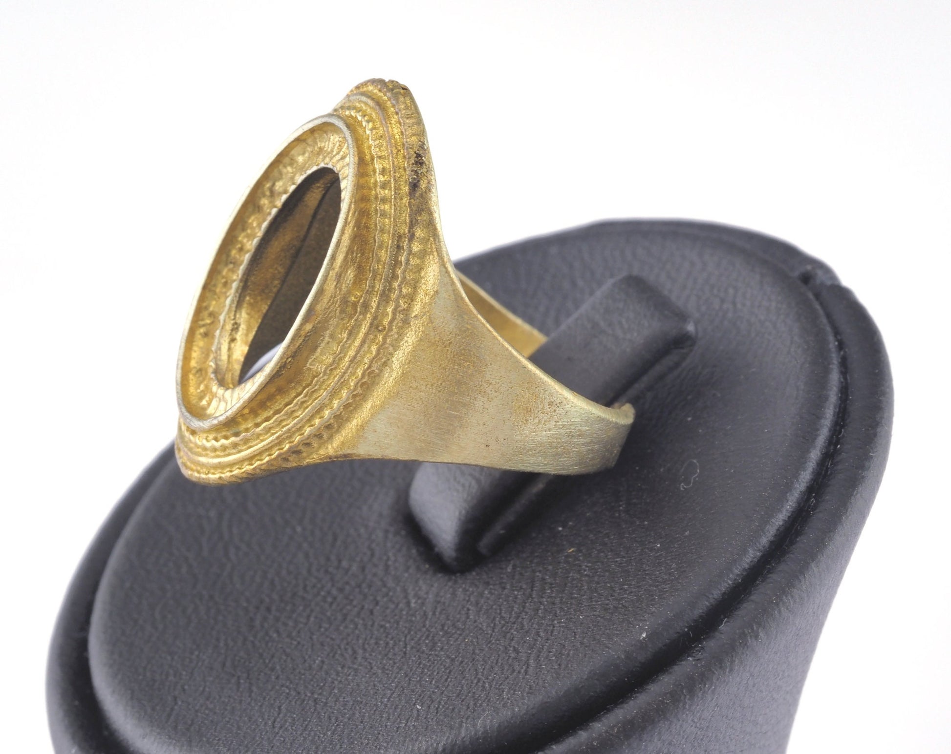 Ring Adjustable Ring Bezel - Raw brass (18mm 8US inner size - Adjustable ) OZ2826