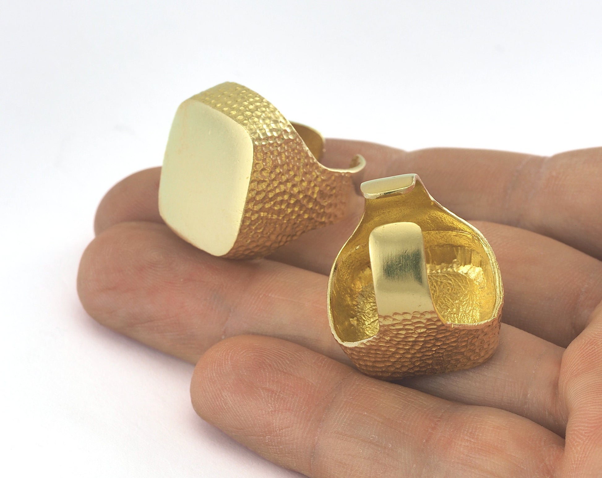 Signet Ring Hammered Shape Ring Blank - Raw brass (18.5mm 8US inner size - Adjustable ) OZ564
