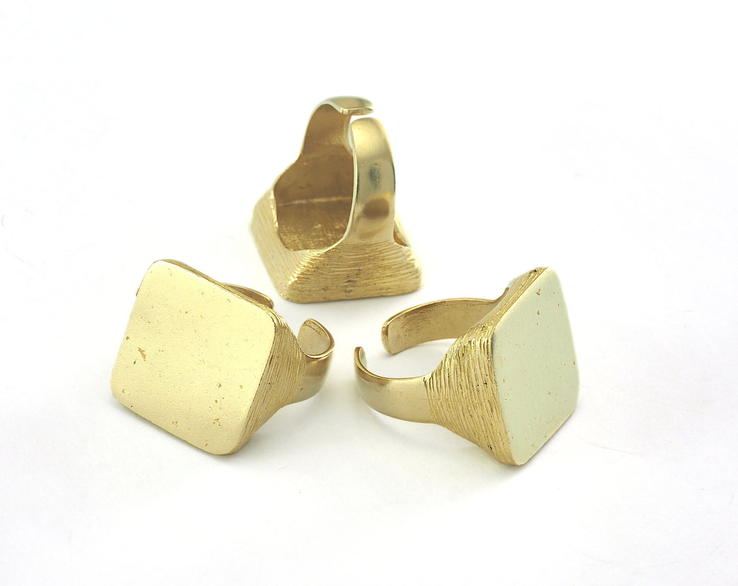 Signet Ring Streaked Square Blank - Raw brass (19mm 9US inner size - Adjustable ) OZ3645