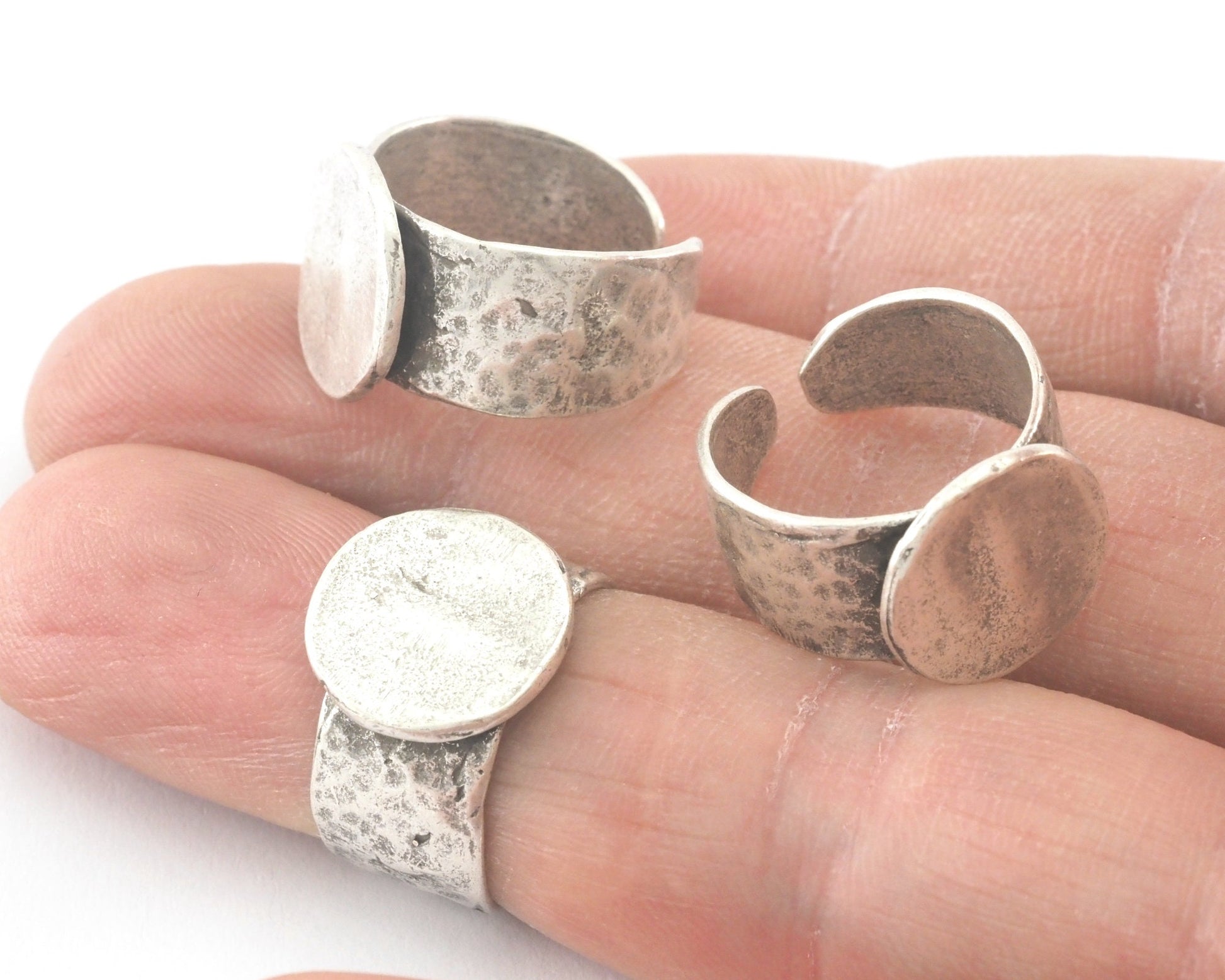 Signet Ring Hammered Adjustable Blank - Antique Silver Plated Brass (18-20.5mm 8-10.5US inner size - Adjustable ) 13mm Blank 5010