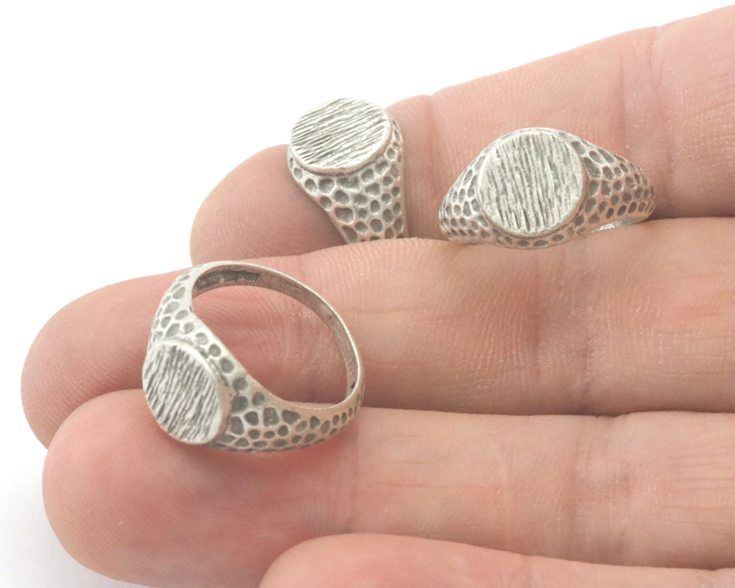 Hammered Brushed Signet Ring Blank - Antique silver plated brass (16.25mm 5.5US inner size ) 10mm blank size OZ4389