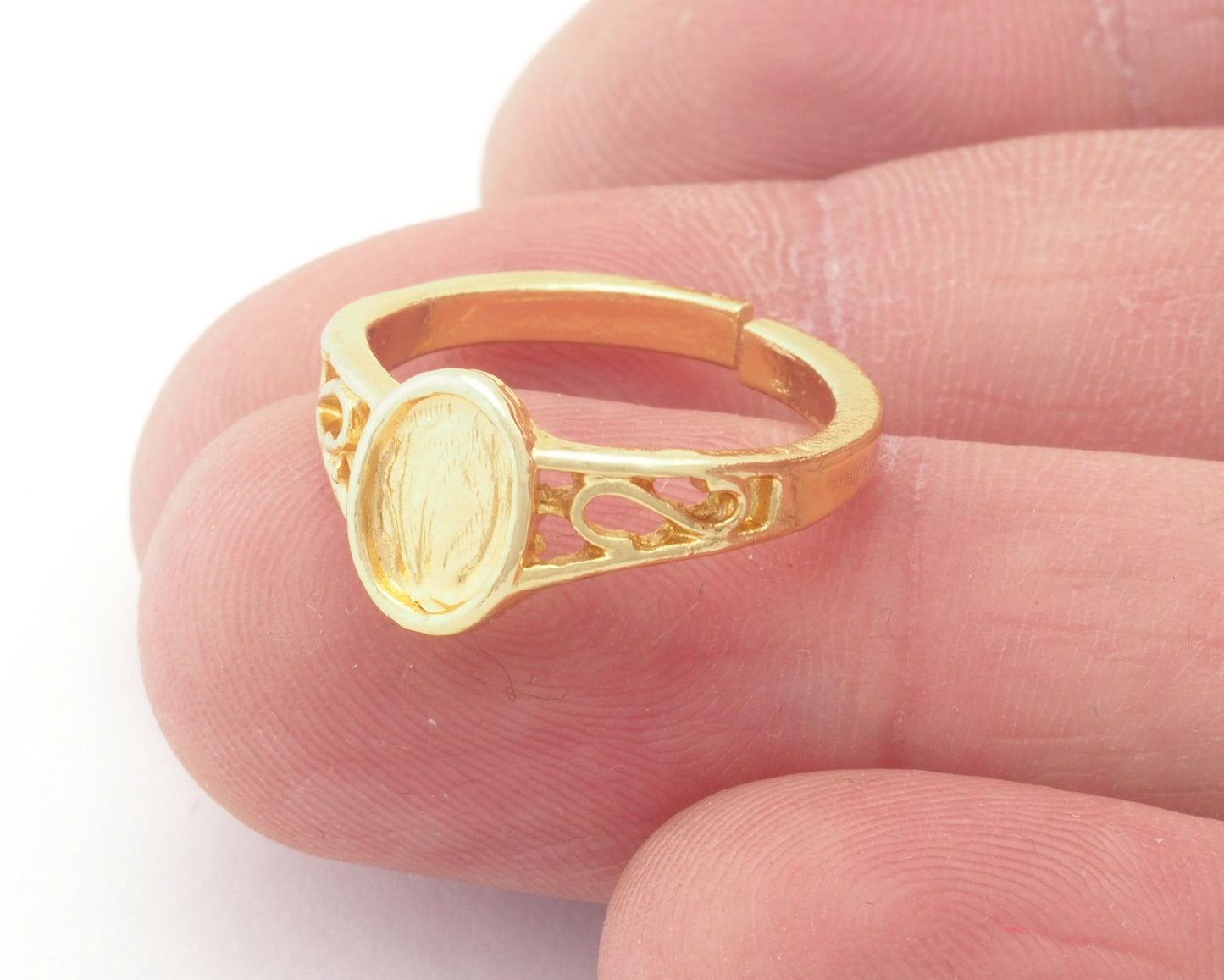 Ring Oval Adjustable Ring Bezel - Gold Plated brass (16mm 5US inner size - Adjustable ) 2235