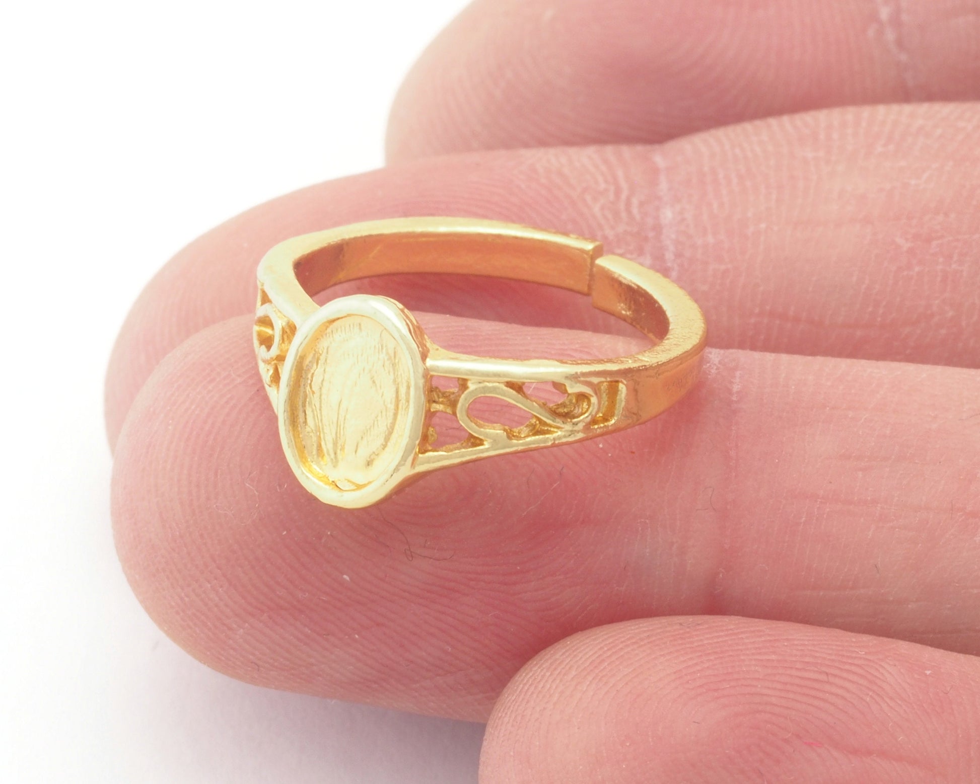 Ring Oval Adjustable Ring Bezel - Gold Plated brass (16mm 5US inner size - Adjustable ) 2235