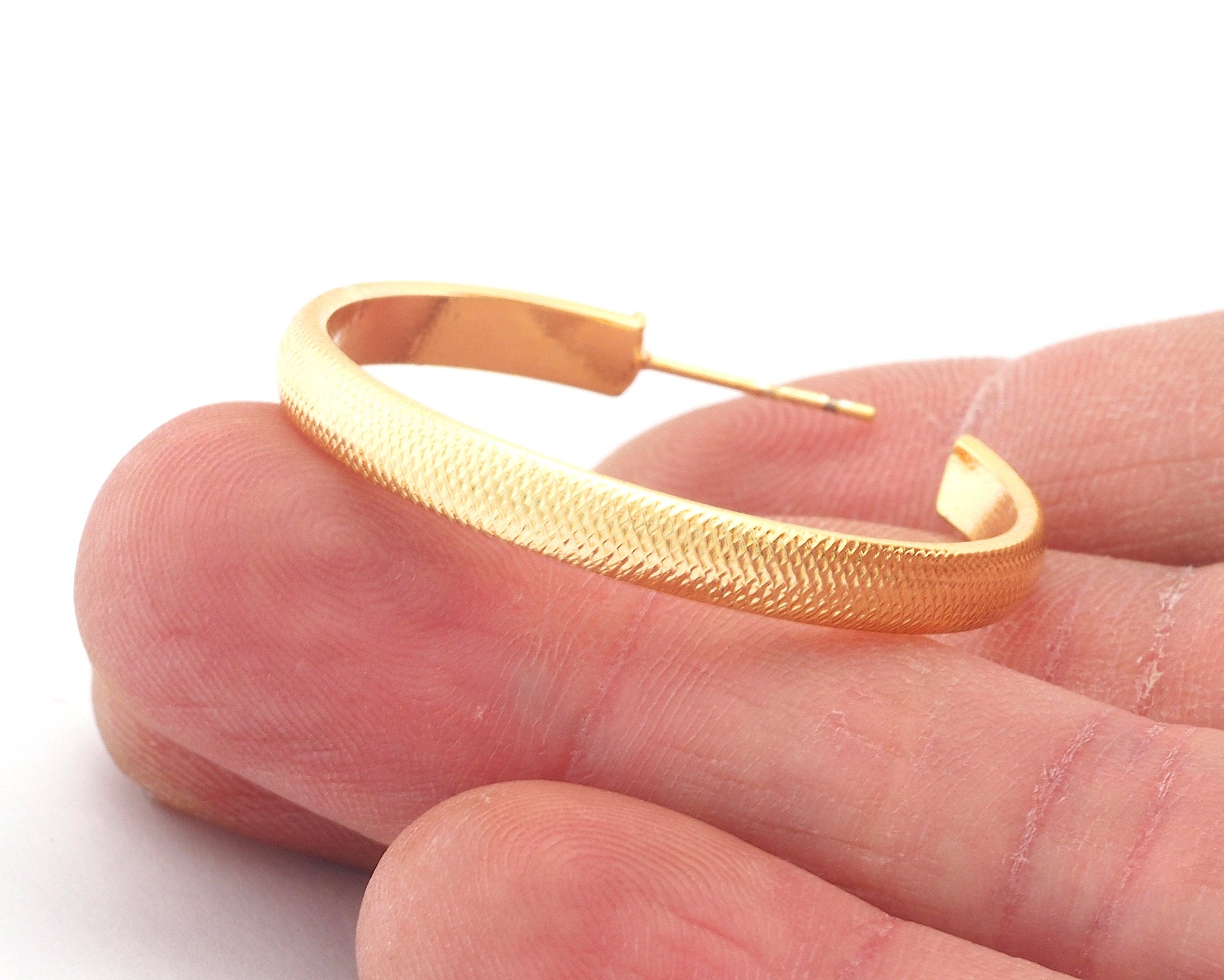 Hoop ribbed round Earrings stud base Shiny Gold tone lacquer plated brass round earring posts, 35mm OZ4221