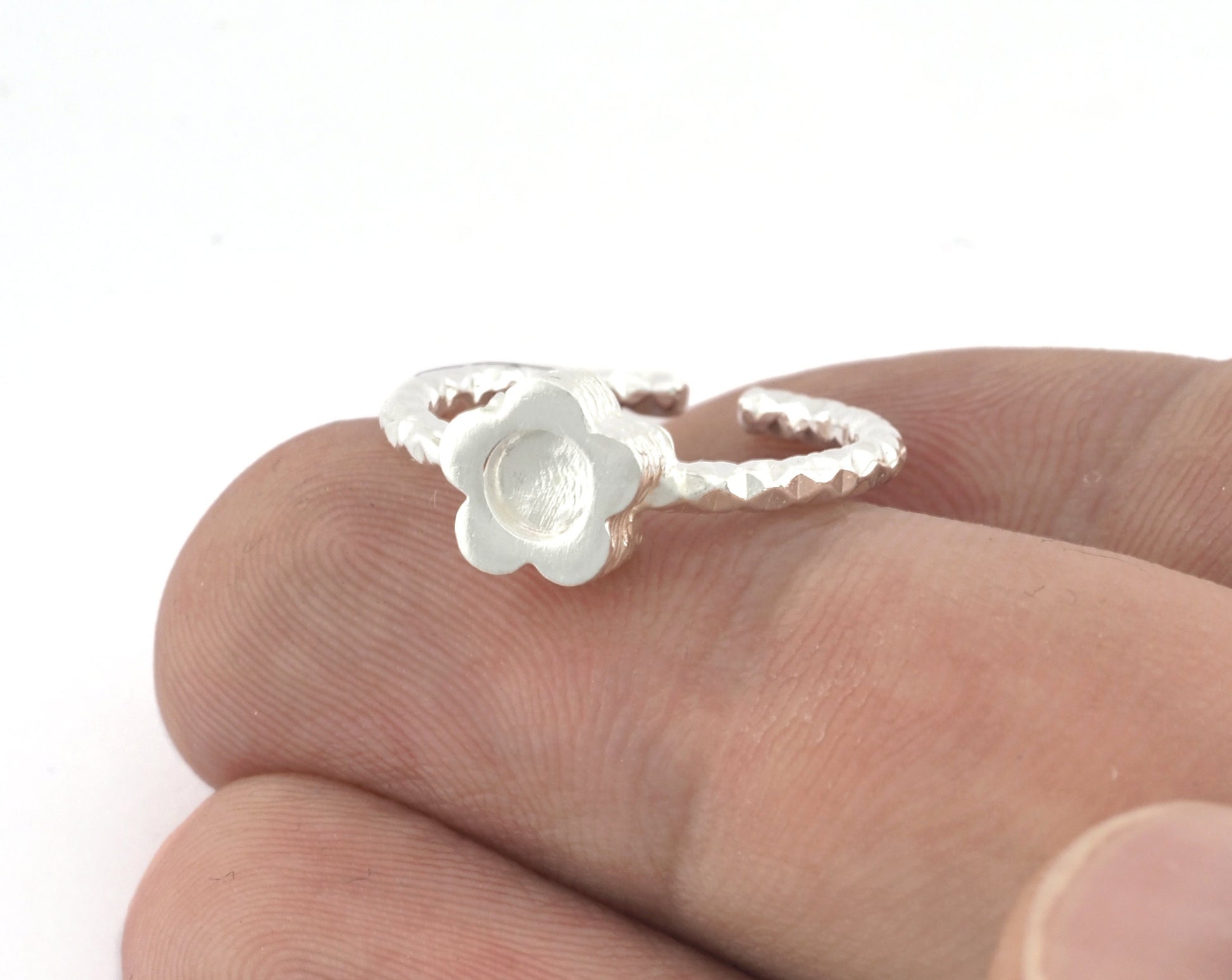 Daisy Flower Ring , Adjustable , Round Blank Bezel Setting - Shiny Silver Plated Brass (4mm Blank ) 5126