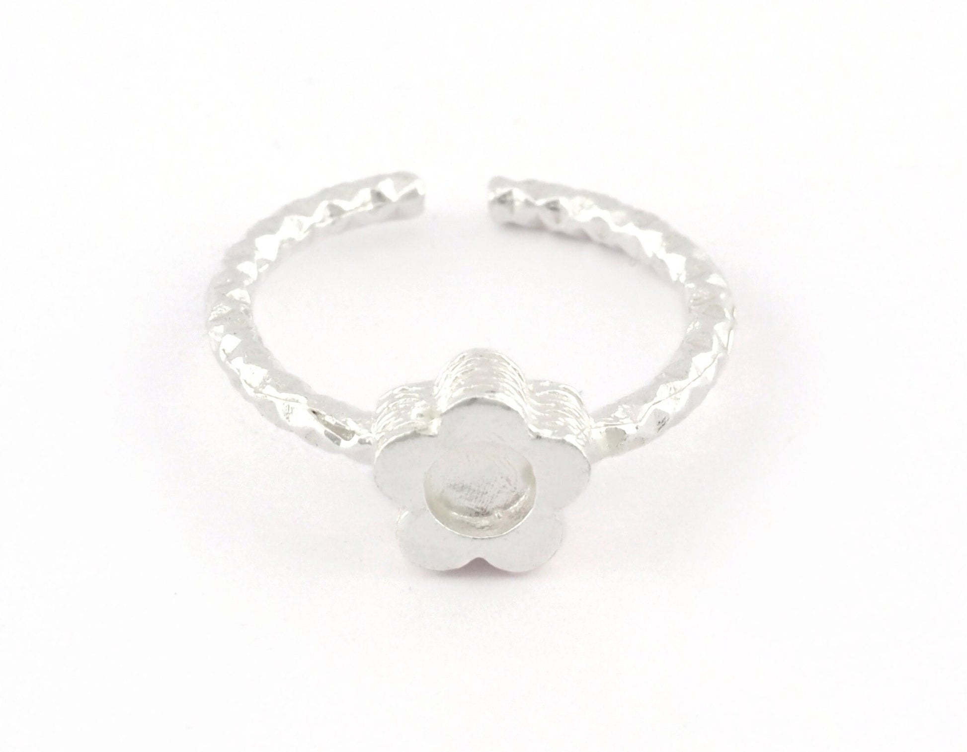 Daisy Flower Ring , Adjustable , Round Blank Bezel Setting - Shiny Silver Plated Brass (4mm Blank ) 5126