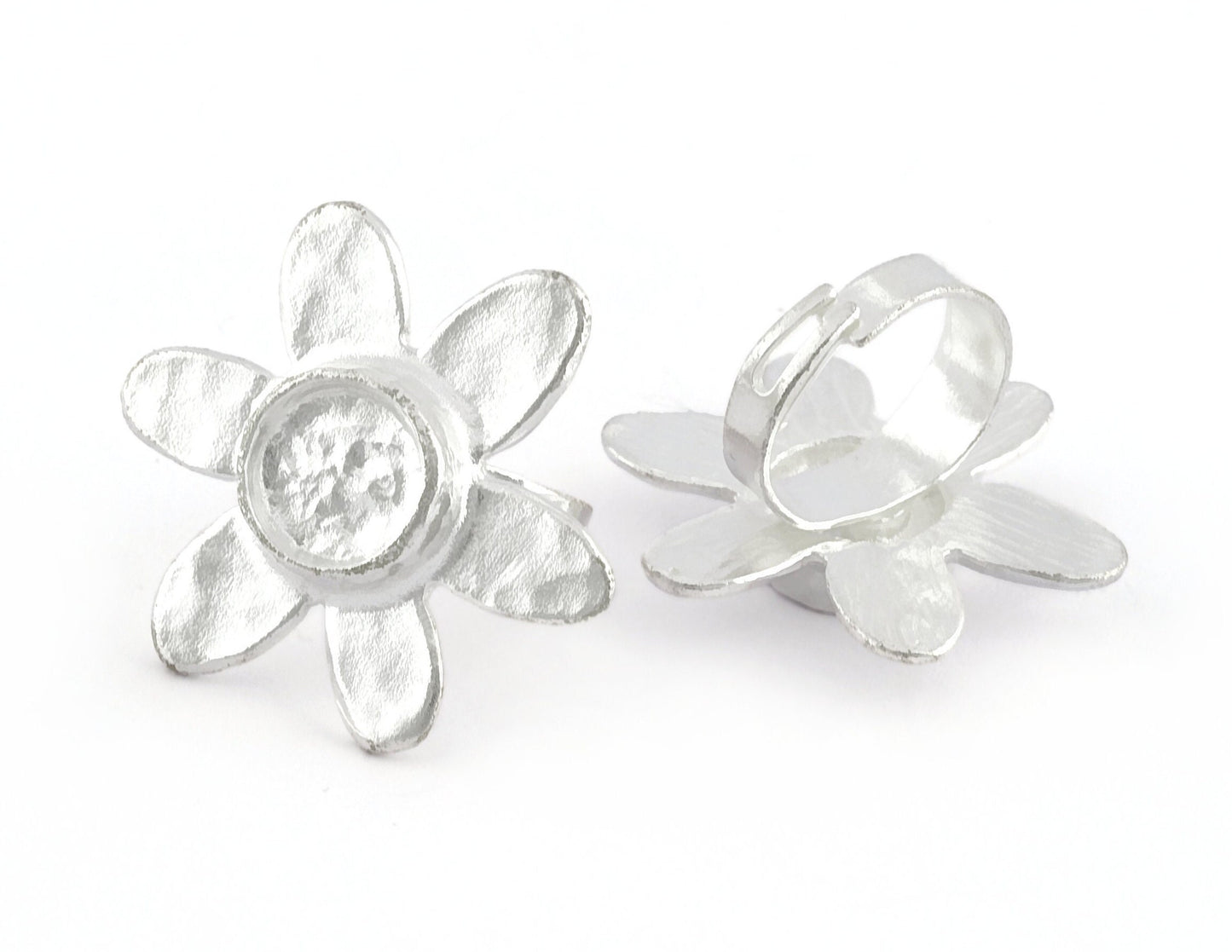 Daisy Flower Ring , Adjustable , Round Blank Bezel Setting - Shiny Silver Plated Brass (10mm Blank ) 5349