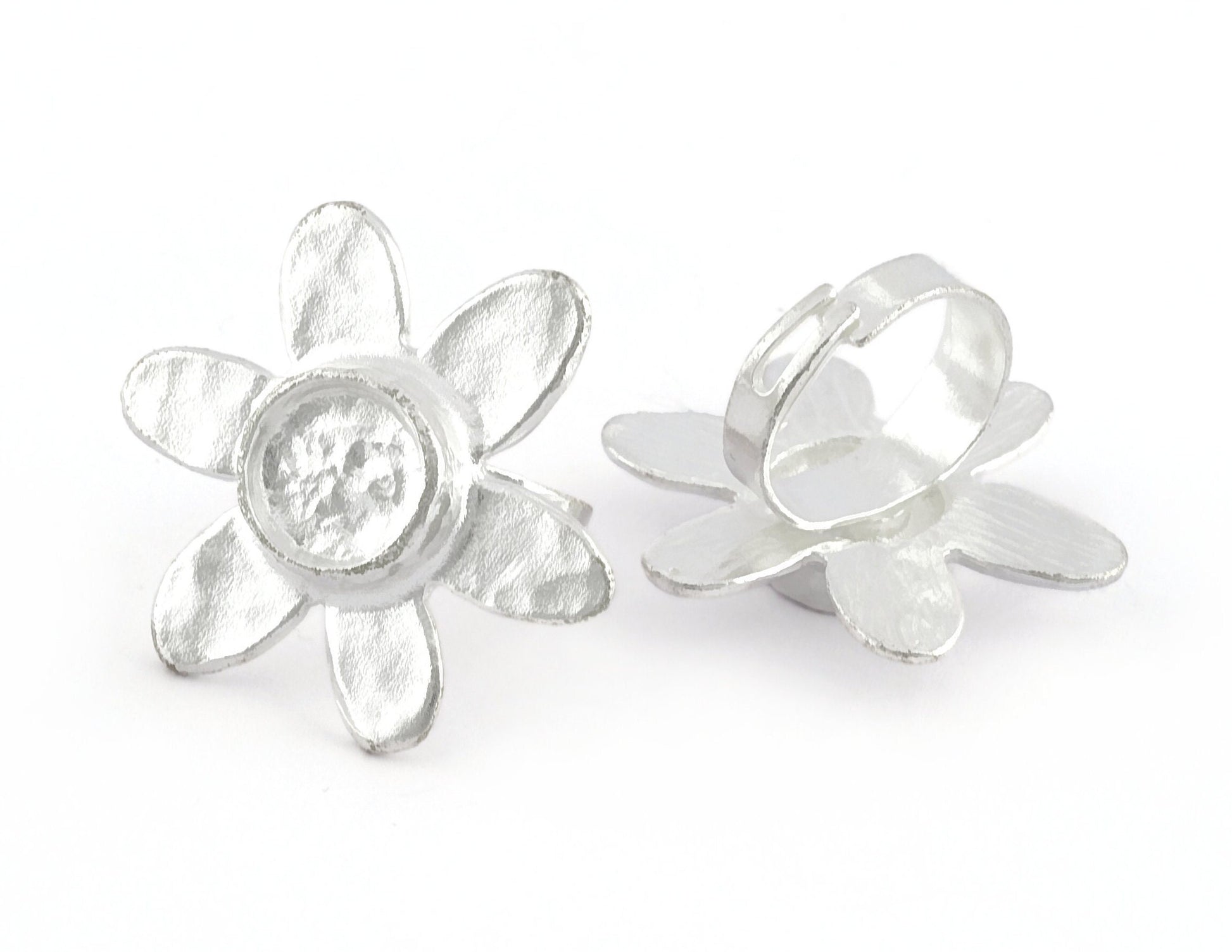 Daisy Flower Ring , Adjustable , Round Blank Bezel Setting - Shiny Silver Plated Brass (10mm Blank ) 5349