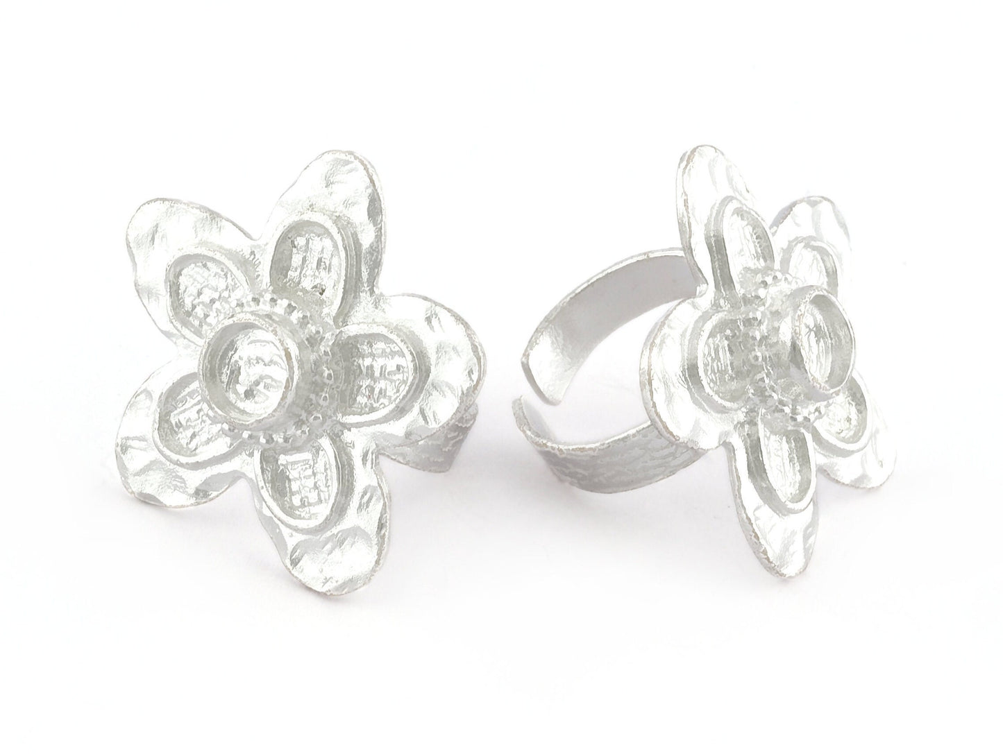 Daisy Flower Ring , Adjustable , Round Blank Bezel Setting - Shiny Silver Plated Brass (6mm Blank ) 5351