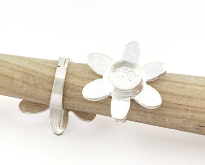 Daisy Flower Ring , Adjustable , Round Blank Bezel Setting - Shiny Silver Plated Brass (10mm Blank ) 5349