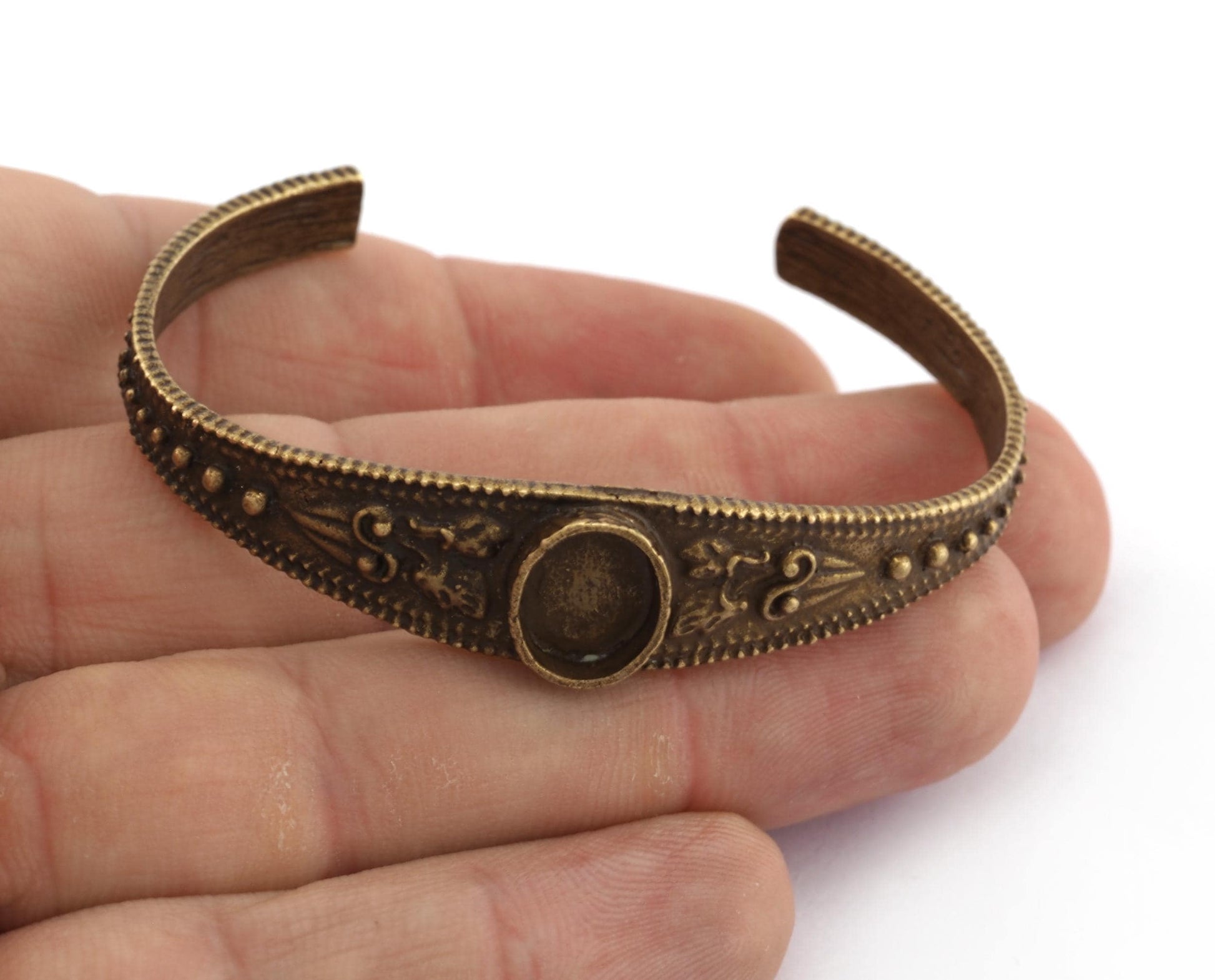 Boho Bracelet, Oval Blank Bracelet Making Base, 10x8mm Bezel Flower Bracelet Antique Bronze Plated Brass (58mm size - Adjustable ) 5579 AB