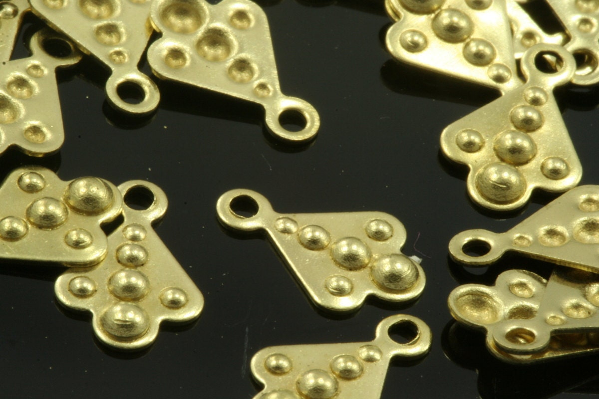 400 pcs 10x7mm raw brass flower shape,raw brass middle hole raw brass pendant charms ,raw brass findings 947R-48