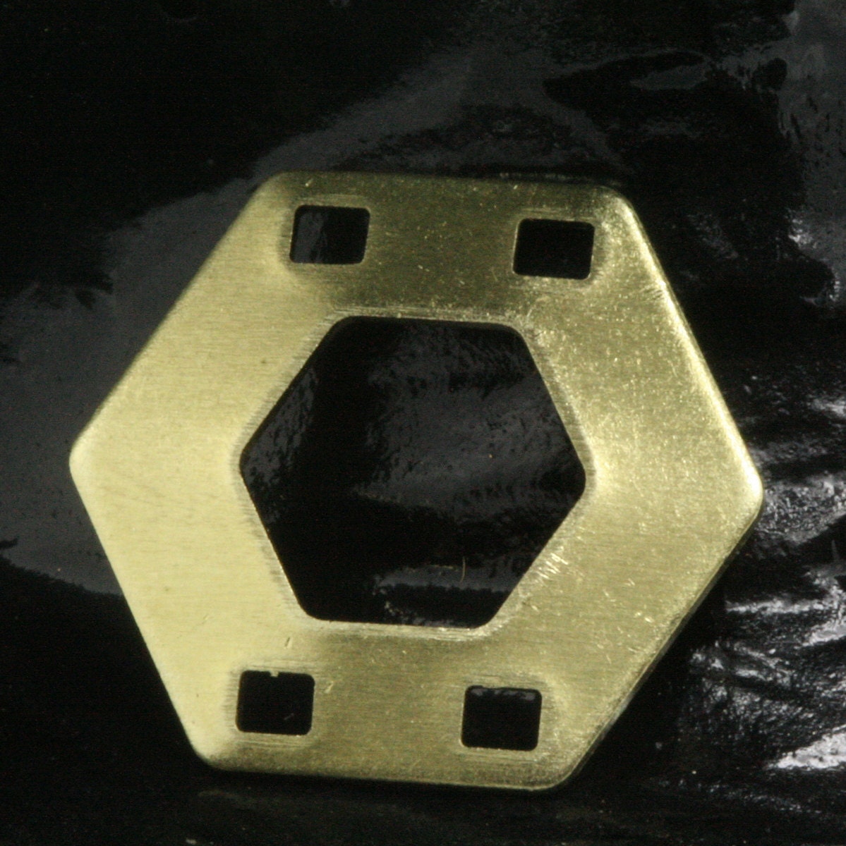 hexagonal stamping (0,8mm 20 gauge) 4 hole charms ,20 pcs 20mm raw brass findings 978R-34