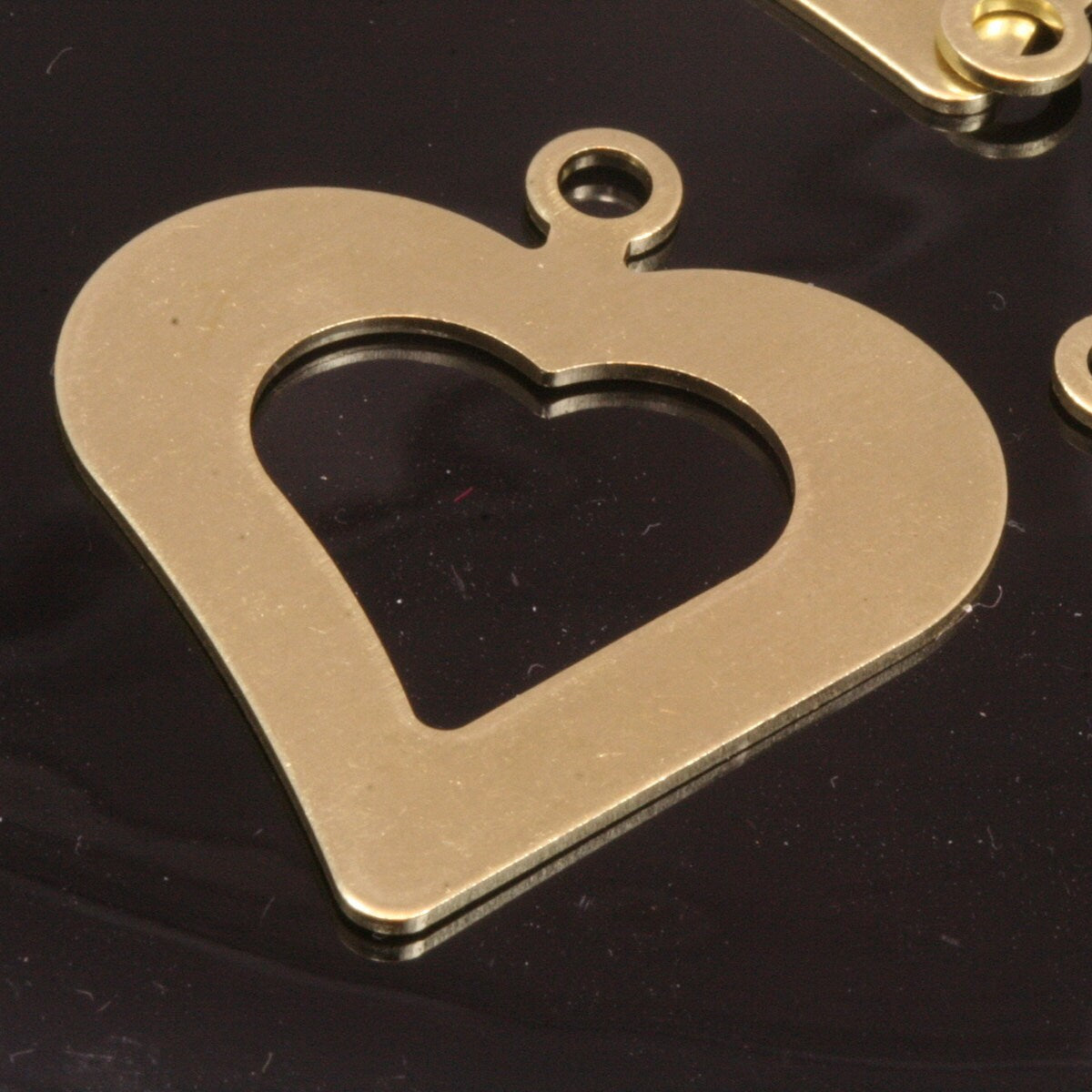 heart shape tag stamp tag 10 pcs raw brass 35x30mm (thickness 0.8mm 20 gauge)charms with 1 hole ,findings 1038R-29